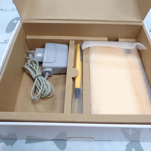 Nintendo DSi XL amarilla en caja  [2]