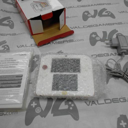 consola Nintendo 2DS roja  Y blanca [1]