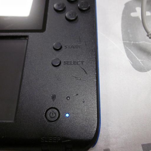 consola Nintendo 2DS negra y azul [3]