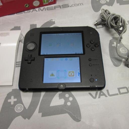 consola Nintendo 2DS negra y azul [4]