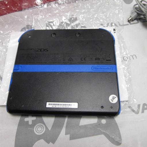 consola Nintendo 2DS negra y azul [5]