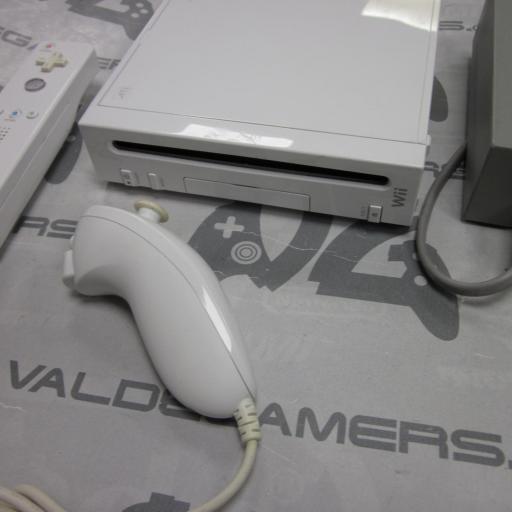 Consola wii retrocompatible  + 1 mando original + base [1]