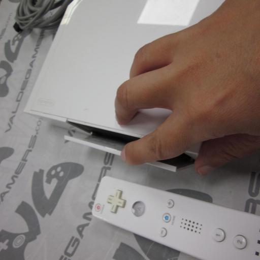 Consola wii retrocompatible  + 1 mando original + base [3]