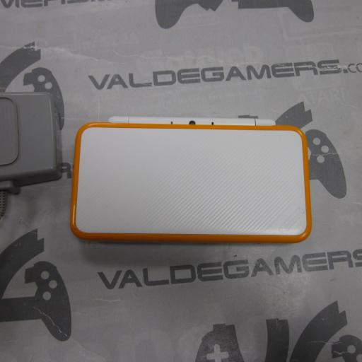 consola Nintendo NEW 2DS XL Blanco & Naranja mas cargador [0]