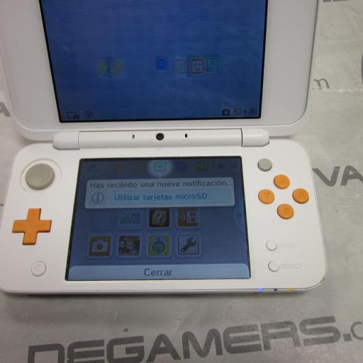 consola Nintendo NEW 2DS XL Blanco & Naranja mas cargador [1]