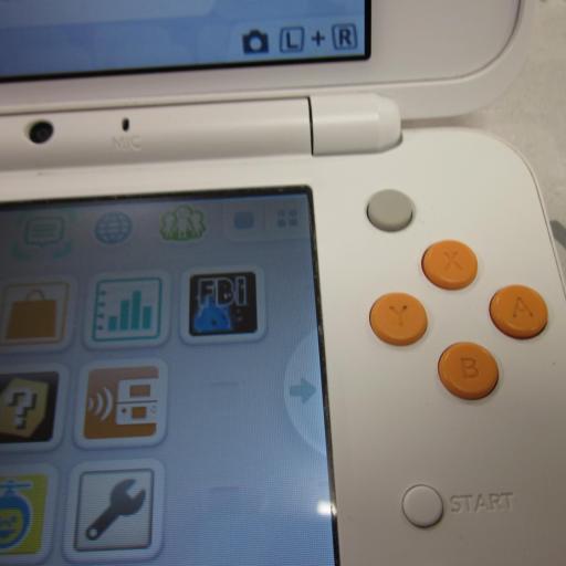 consola Nintendo NEW 2DS XL Blanco & Naranja mas cargador [2]