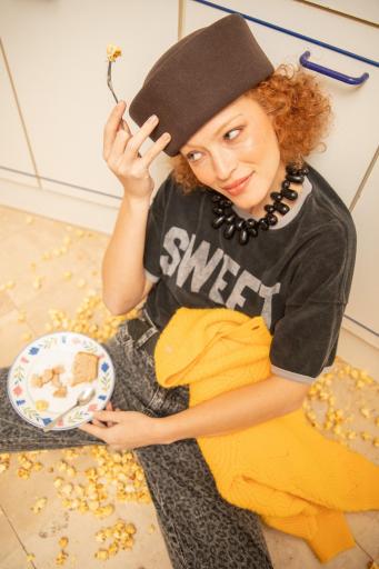 Sisters Department,T-shirt w/ short sleeves | Faded black w/ "sweet" print [3]