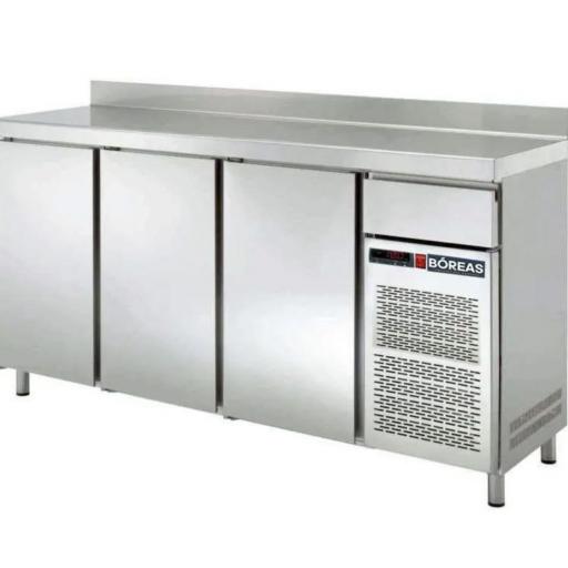 Bajo mostrador refrigerado de 3 puertas con peto y cajón para posos de cafe Bóreas FM200