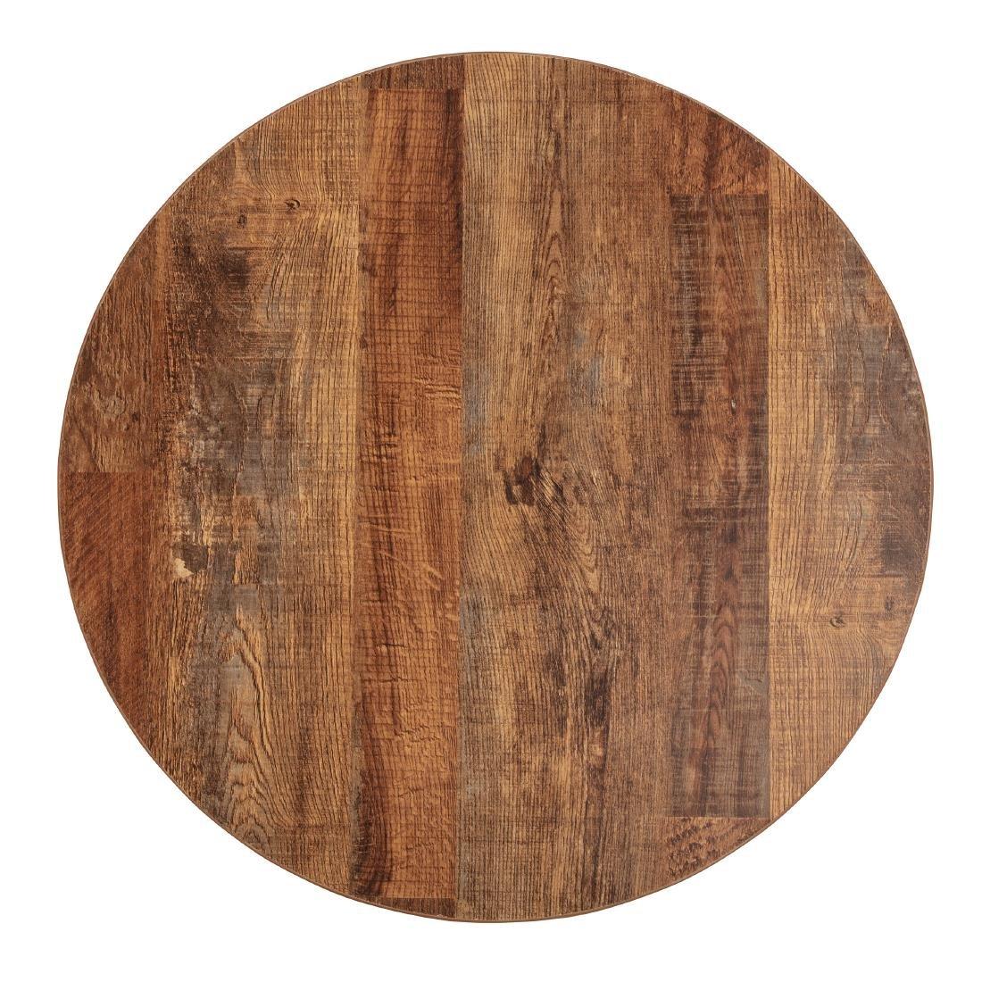 Tablero redondo de madera sobre la mesa