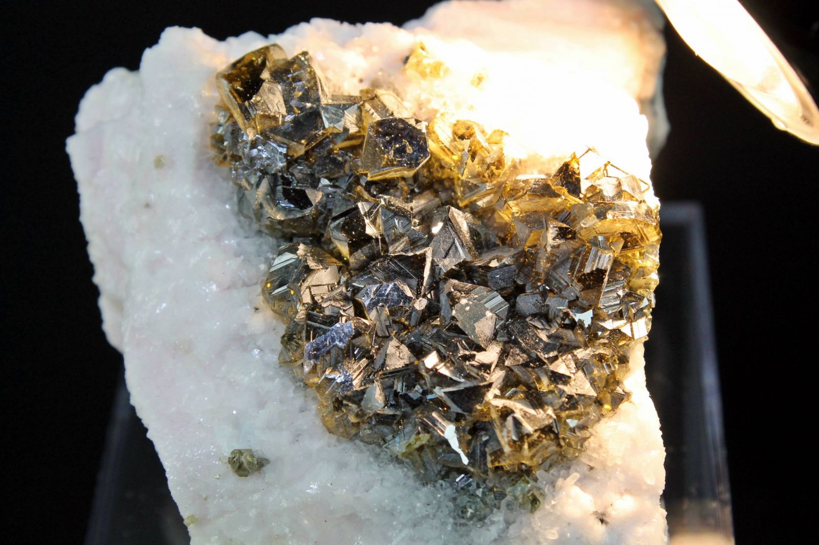 Esfalerita variedad Cleofana con manganocalcita. Procedencia: Krushev dol Mine, Madan. Bulgaria. Medidas: 7x6x4cm.