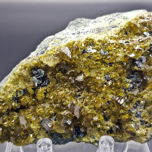 Diopsido con magnetita y biotita, Marki khel, spin Ghar Range,  Afghanistan. Medidas: 8.5x6x2cm. [1]