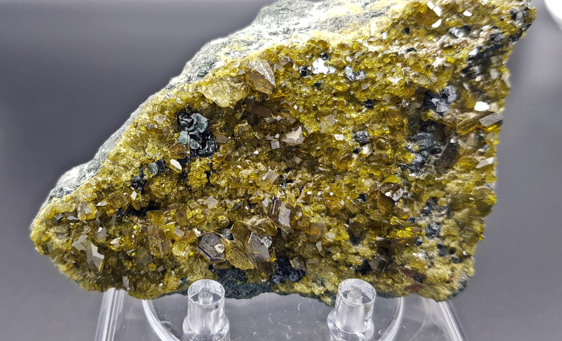 Diopsido con magnetita y biotita, Marki khel, spin Ghar Range,  Afghanistan. Medidas: 8.5x6x2cm.