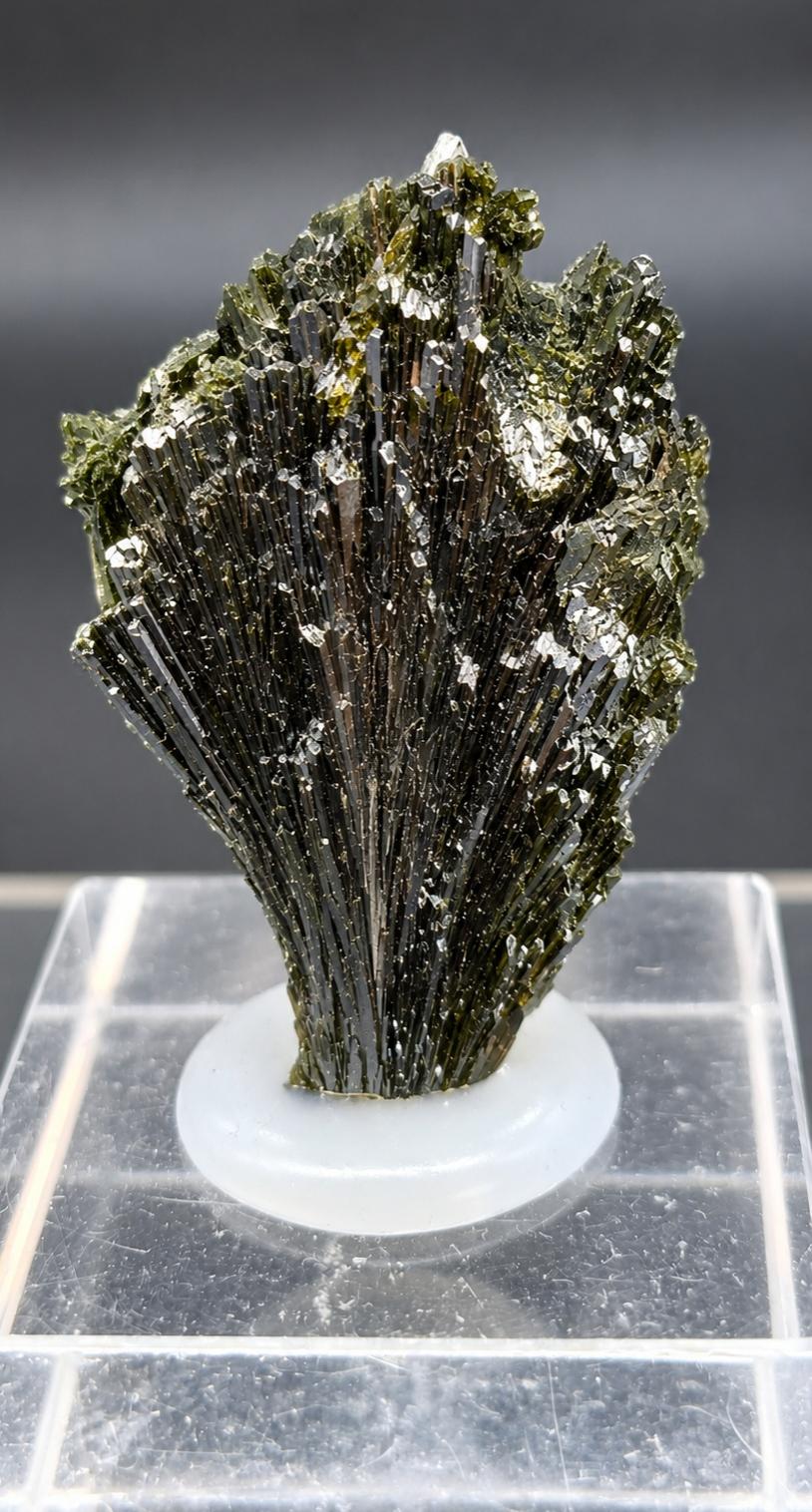 Epidota, Ras Koh Mountains, Kharan district, Balochistán, Pakistán. Medidas: 2,5x2x3,5.
