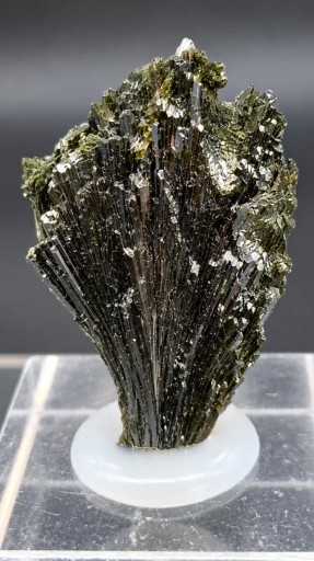Epidota, Ras Koh Mountains, Kharan district, Balochistán, Pakistán. Medidas: 2,5x2x3,5.