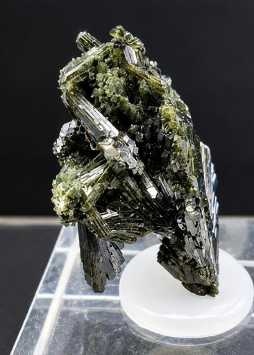 Epidota, Ras Koh Mountains, Kharan district, Balochistán, Pakistán. Medidas: 2,5x2x3,5. [1]