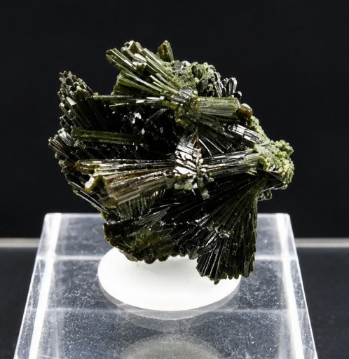 Epidota, Ras Koh Mountains, Kharan district, Balochistán, Pakistán. Medidas: 2,5x2x3,5. [2]