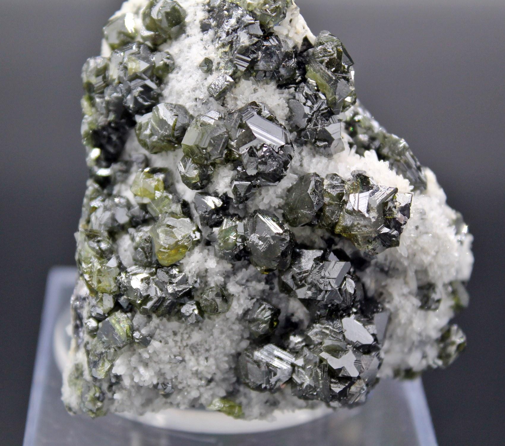 Esfalerita (variedad cleofana), Krushev dol mine, Madan, Bulgaria. Medidas 6,5x6x6cm.