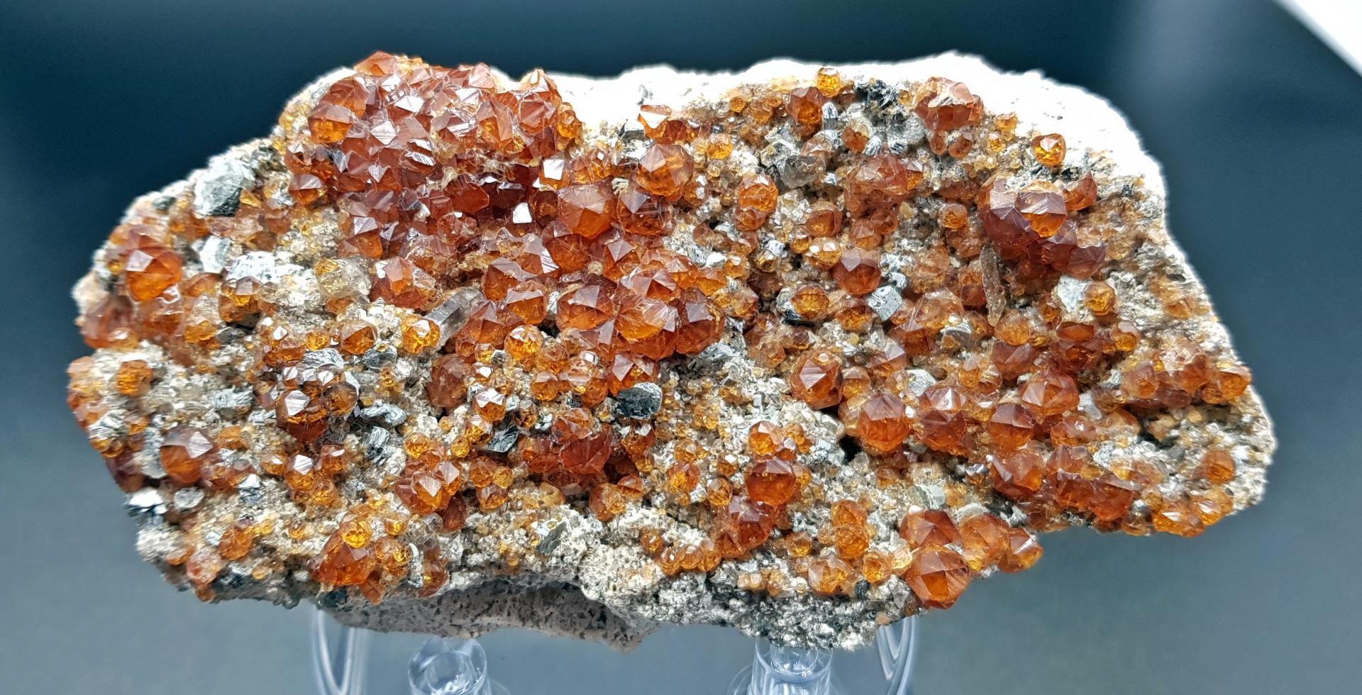 Granate Espesartina, Wushan, Tongbei, Fujian, China. Medidas: 12.5x6x3cm.