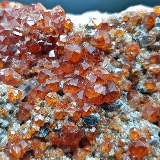 Granate Espesartina, Wushan, Tongbei, Fujian, China. Medidas: 12.5x6x3cm. [1]