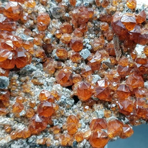 Granate Espesartina, Wushan, Tongbei, Fujian, China. Medidas: 12.5x6x3cm. [2]