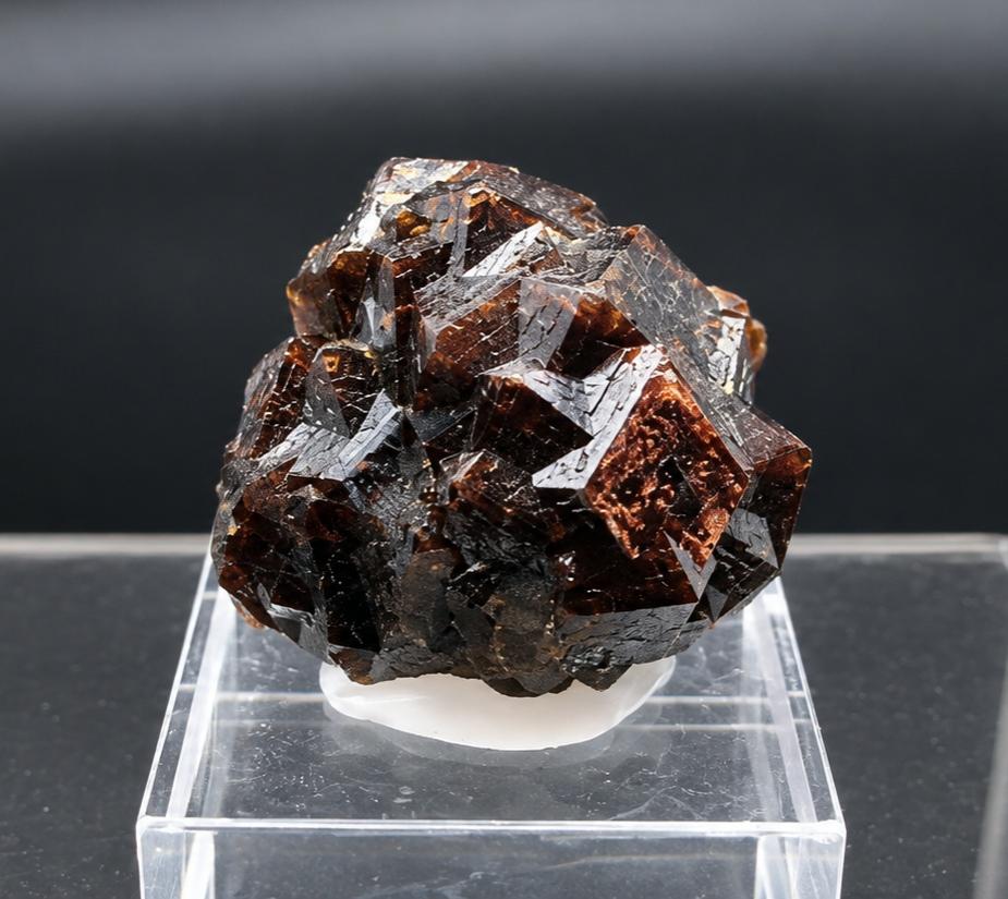 Granate variedad andradita, Kharan Mountains, Balochistán, Pakistán. Medidas: 3x3x3cm.