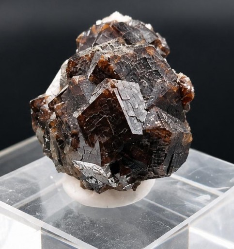 Granate variedad andradita, Kharan Mountains, Balochistán, Pakistán. Medidas: 3x3x3cm. [1]