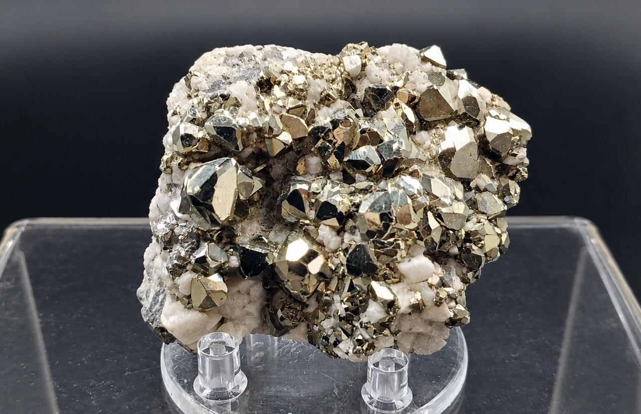 Pirita con dolomita, mina Chivor, Boyacá, Colombia, medidas: 6x5x1,5cm.