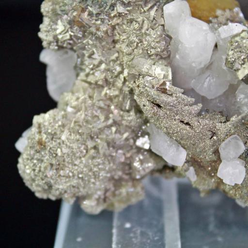 Pirita sobre fluorita y calcitas de Mina Santo Firme, Villabona, Llanera, Asturias, España. Medidas 7x5cm. [3]
