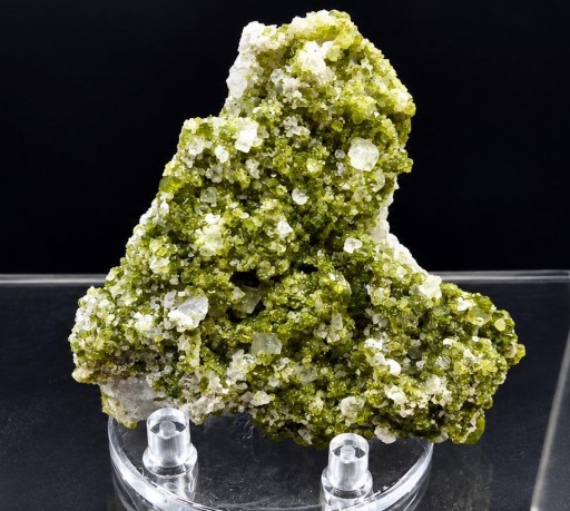 Turmalina variedad uvita con magnesita, Pomba Pit, Serra das Éguas, Brumado, Bahía, Brasil. Medidas: 6,5x6,3x2cm.