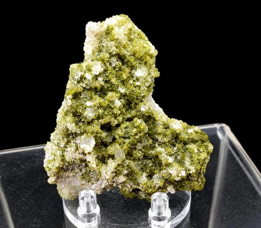 Turmalina variedad uvita con magnesita, Pomba Pit, Serra das Éguas, Brumado, Bahía, Brasil. Medidas: 6,5x6,3x2cm. [1]