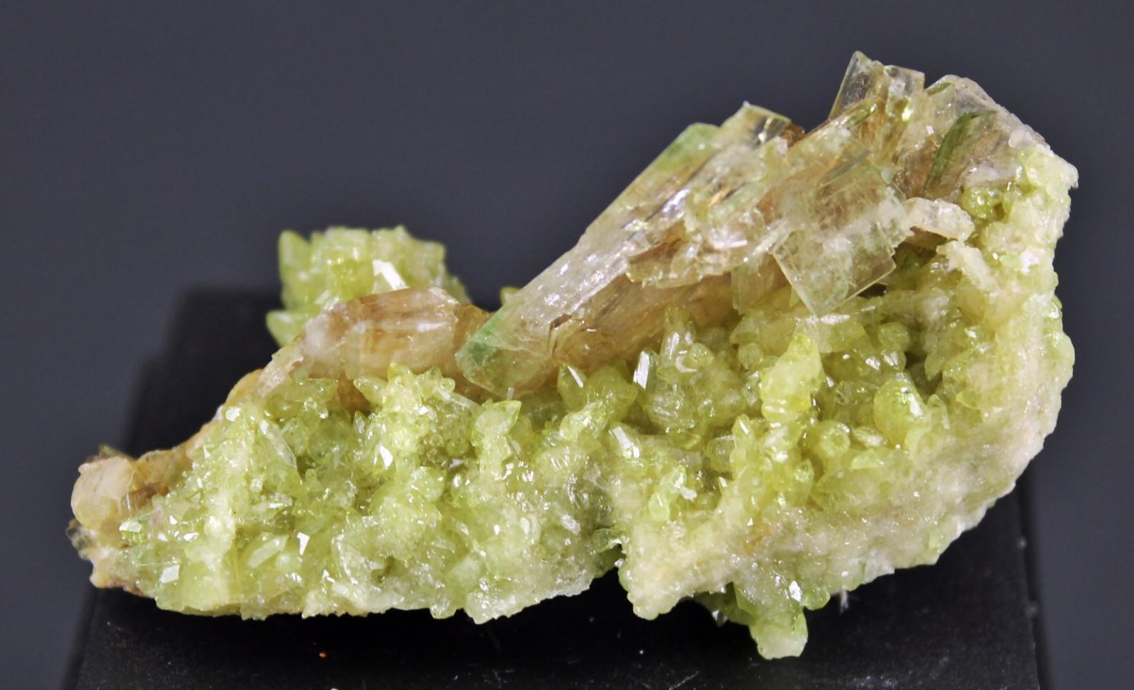 Vesuvianita con diópsido,  Jeffrey  Mine,  Asbestos,  Canada. Medidas 6,2x2,5x2cm.