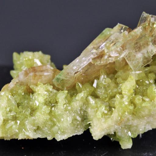 Vesuvianita con diópsido,  Jeffrey  Mine,  Asbestos,  Canada. Medidas 6,2x2,5x2cm.