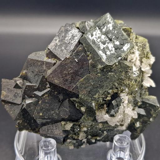 Granate andradita, Fushan mine, She Co, Handan prefecture, Hebei Prov, China. Medidas: 8x6x3.5cm. [3]