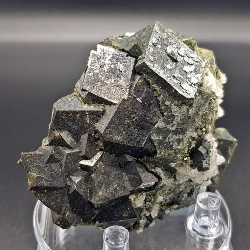 Granate andradita, Fushan mine, She Co, Handan prefecture, Hebei Prov, China. Medidas: 8x6x3.5cm. [1]