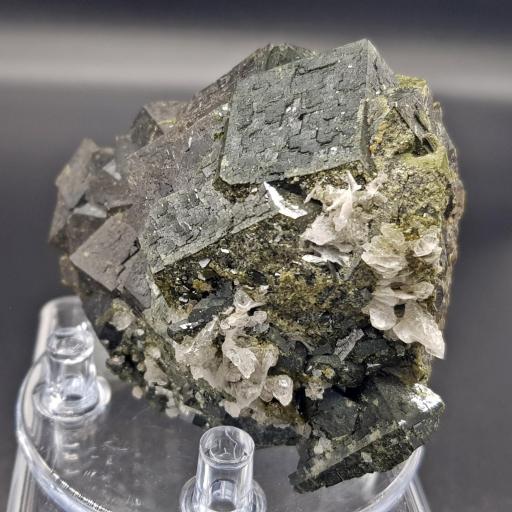Granate andradita, Fushan mine, She Co, Handan prefecture, Hebei Prov, China. Medidas: 8x6x3.5cm. [0]