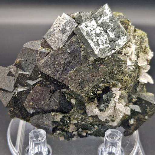 Granate andradita, Fushan mine, She Co, Handan prefecture, Hebei Prov, China. Medidas: 8x6x3.5cm. [2]