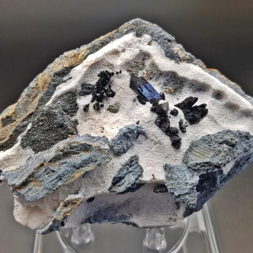 Neptunita con Joaquinita. Benitoite Gem Mine, San Benito County, Californita, Usa. Medidas: 10x7x4.5cm. [0]