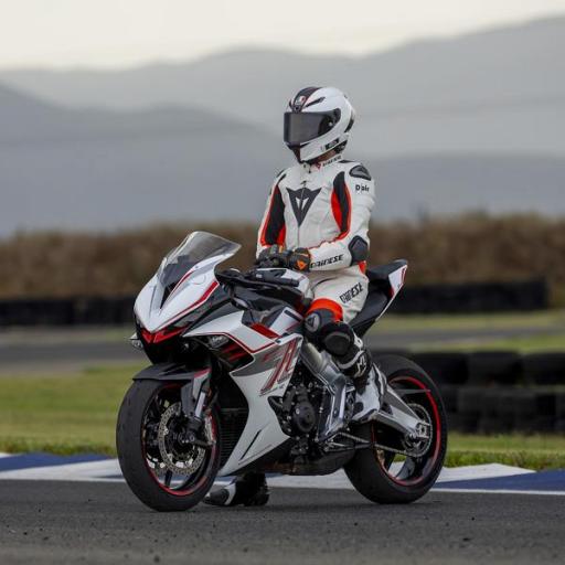 Zontes 703RR: El rugido que el asfalto estaba esperando [4]