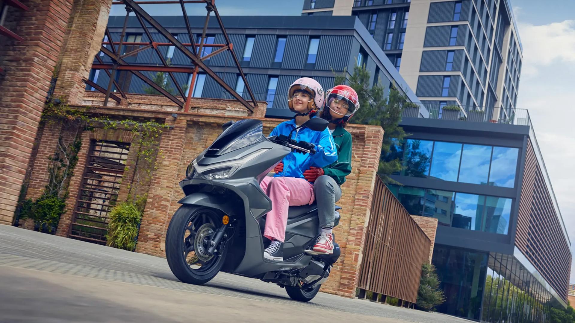 Honda PCX 125 - Agilidad, Estilo y Eficiencia Máxima