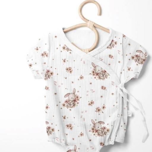 CONEJITA SOBRE FLORES BLANCO   (  en 10 tejidos distintos )  [2]