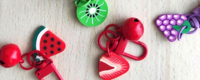 Botones, dijes, llaveros, 