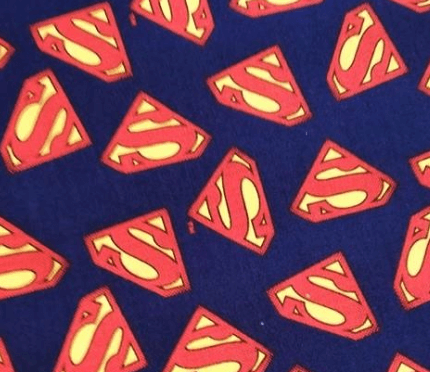 Tela estampada con logotipo de Superman sobre fondo azul