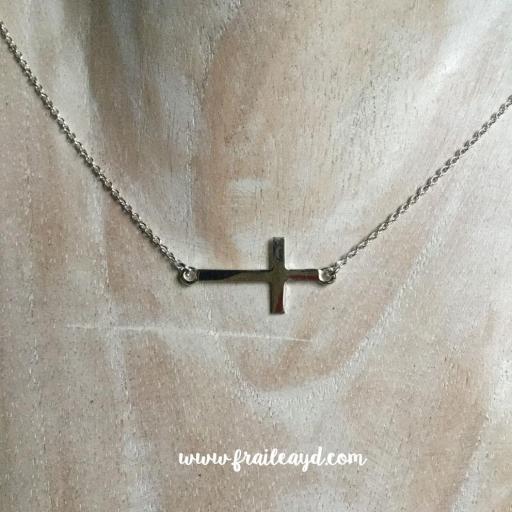 Colgante cruz tumbada horizontal con cadena plata