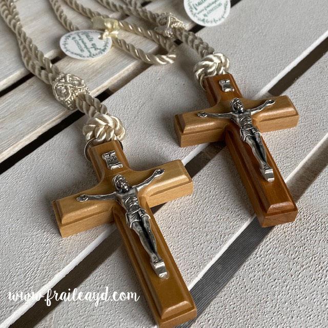 Colgante con cruz de madera personalizada comunión