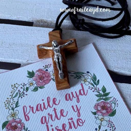 Cruz de madera olivo pequeña con Cristo plateado [2]