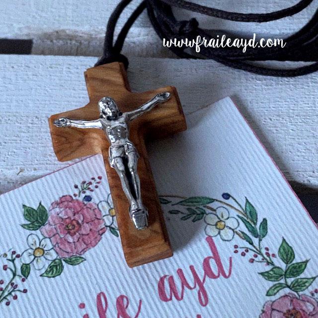 Cruz de madera olivo pequeña con Cristo plateado
