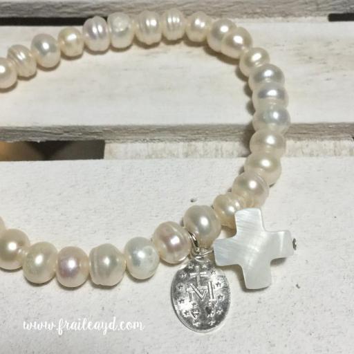 Pulsera perlas con medalla virgen milagrosa plata y cruz de nácar [1]