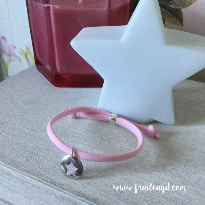 Pulsera de cordón elástico rosa con medalla redonda con estrella calada de plata