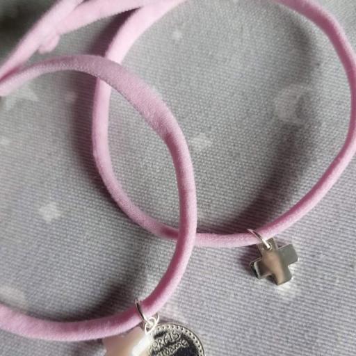 Pulsera de cordón elástico rosa con cruz mini de plata [3]