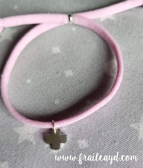 Pulsera de cordón elástico rosa con cruz mini de plata